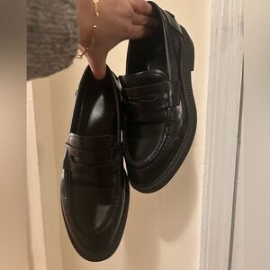 Vagabond black leather loafers